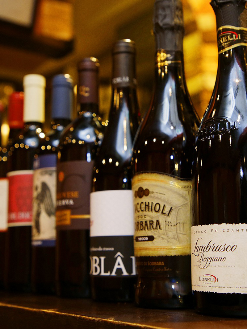 ワインは本場イタリアの微発泡ワイン「ランブルスコ」で